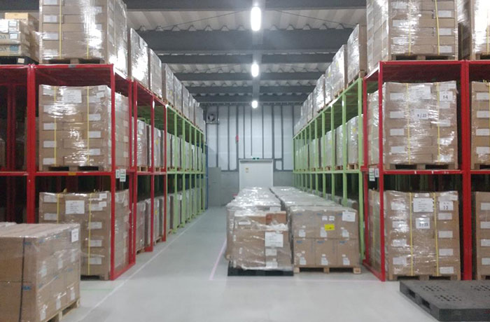 山形営業所の倉庫内