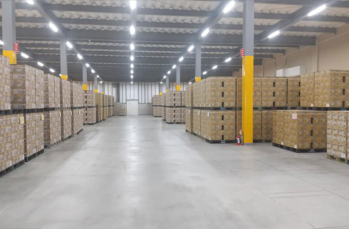 山形営業所の倉庫内